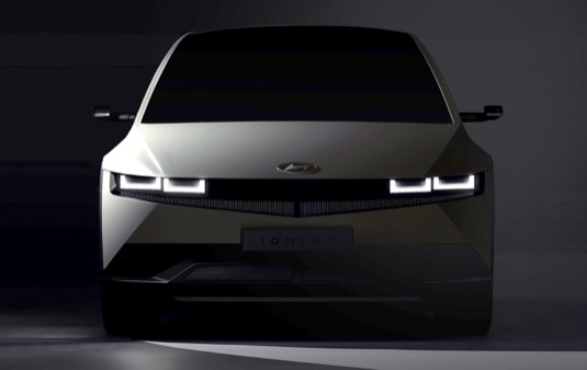 IONIQ 5 disponuje charakteristickými „parametrickými pixely“ a ekologickými prvky, umocňujícími celkový dojem osobitého designu
