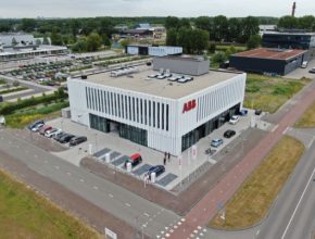 ABB vstoupilo na trh nabíjení elektrických vozidel v roce 2010 a do dnešního dne prodalo více než 17 000 DC rychlonabíjecích stanic do 80 zemí.