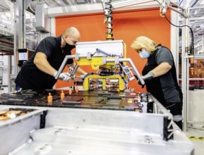 auto výroba baterií Mercedes-Benz EQC elektromobil Daimler Kamenice