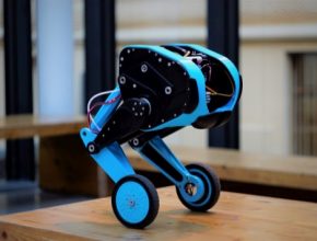 Koncept převzatý z univerzity ETH Zürich, ale zcela originální provedení s použitím běžně dostupných technologií a součástek. Tak vypadá nový experimentální robot s názvem SK8O (‚Skejto‘) vytvořený na půdě katedry řídicí techniky Fakulty elektrotechnické ČVUT, který dokáže balancovat na dvou nohách s kolečky.