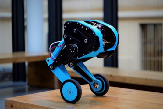 Koncept převzatý z univerzity ETH Zürich, ale zcela originální provedení s použitím běžně dostupných technologií a součástek. Tak vypadá nový experimentální robot s názvem SK8O (‚Skejto‘) vytvořený na půdě katedry řídicí techniky Fakulty elektrotechnické ČVUT, který dokáže balancovat na dvou nohách s kolečky.