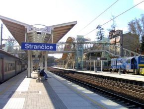 Podle údajů společnosti Valuo se ze 13 měst s více než 10 000 obyvateli dostanete hromadnou dopravou do centra Prahy za méně než 60 minut. A často jsou ceny bytů i poloviční oproti těm v hlavním městě, navíc je zde dostupné bydlení v rodinných domech. Stále více těch, kteří aktuálně řeší bydlení, proto lokality za Prahou na vlakové trati vyhledává.