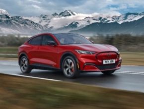 Nový elektromobil Ford Mustang Mach-E samozřejmě podporuje také pokročilé asistenty, jako chytrý tempomat, který umí zastavit a opět se rozjet, předkolizní asistent, udržování v pruhu apod.