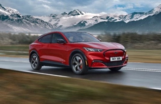 Nový elektromobil Ford Mustang Mach-E samozřejmě podporuje také pokročilé asistenty, jako chytrý tempomat, který umí zastavit a opět se rozjet, předkolizní asistent, udržování v pruhu apod.