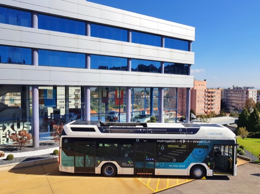 Toyota posiluje spojení s firmami CaetanoBus a Finlog kvůli výrobě vodíkových autobusů.