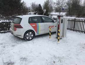 Na stanicích mohou registrovaní řidiči elektromobilů zaplatit kartou E.ON Drive a ti neregistrovaní mohou využít online platební bránu. Dobíjet mohou nonstop 24 hodin denně.