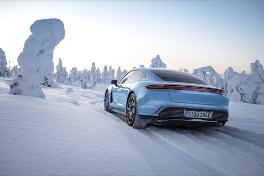 auto elektromobil Porsche Taycan 4S