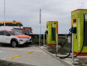 Síť nabíjecích stanic ČEZ, srovnatelná s většími řetězci klasických čerpacích stanic, se za poslední dva roky svým rozsahem zdvojnásobila.