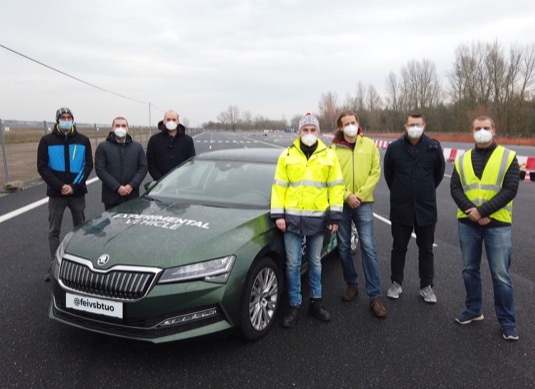 Vývojové týmy Valeo a VSB Ostrava s testovacím autem Drive By Wire