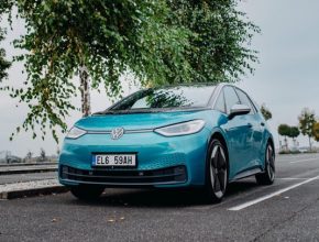 Zástupci společnosti ČEZ předali příspěvkovým organizacím v Ústeckém kraji flotilu 13 elektromobilů Volkswagen ID.3. Elektromobily slouží především k přepravě klientů a dětí do zdravotnických zařízení, ale i na různé akce a soutěže.
