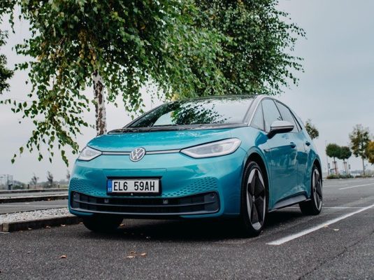 Zástupci společnosti ČEZ předali příspěvkovým organizacím v Ústeckém kraji flotilu 13 elektromobilů Volkswagen ID.3. Elektromobily slouží především k přepravě klientů a dětí do zdravotnických zařízení, ale i na různé akce a soutěže.