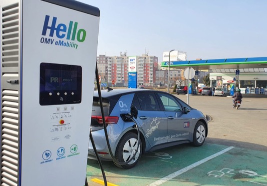 Řidiči mohou využít již deset rychlodobíjecích stanic v síti PREpoint u čerpacích stanic OMV