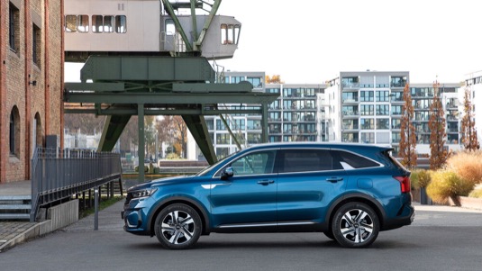 Úúsporné SUV s čistě elektrickým dojezdem až 70 km ve městě nabízí celkový výkon až 195 kW.