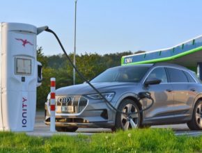 První stanice IONITY v České republice byla otevřena u čerpací stanice OMV Beroun-jih na dálnici D5 v prosinci 2019.