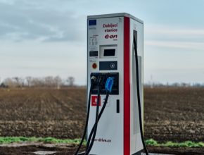 Dobíječka E.ON u čerpací stanice Benzina ORLEN u Břeclavi čerpá energii ze solárních panelů na přístřešku, který kryje sedm parkovacích míst