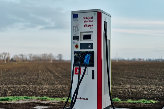 Dobíječka E.ON u čerpací stanice Benzina ORLEN u Břeclavi čerpá energii ze solárních panelů na přístřešku, který kryje sedm parkovacích míst