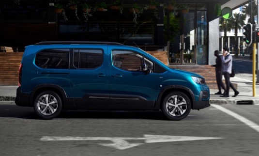 Nový elektromobil Peugeot e-Rifter si ponechal všechny přednosti verze se spalovacím motorem, pro které je zákazníky vyhledáván, zejména pak z hlediska prostornosti a modularity.