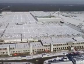 auto Tesla Gigafactory Gigatovárna Berlín