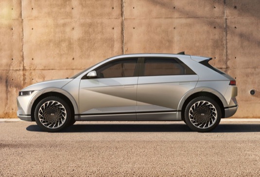 Design značky IONIQ kráčí novým směrem, jehož využívání umožňuje speciální platforma pro elektromobily.