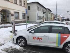 Nová dobíjecí stanice stojí ve Volarech na náměstí před městskou knihovnou.