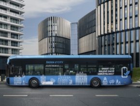 Hlavní město získá flotilu moderních ekologických vozidel, které neprodukují emise oxidu uhličitého a přispějí tak k čistějšímu ovzduší a harmoničtějšímu životnímu prostředí ve městě.