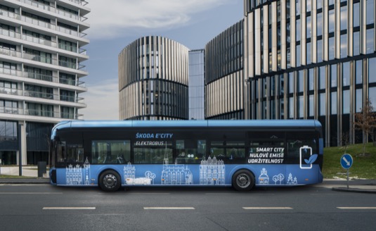 Hlavní město získá flotilu moderních ekologických vozidel, které neprodukují emise oxidu uhličitého a přispějí tak k čistějšímu ovzduší a harmoničtějšímu životnímu prostředí ve městě.