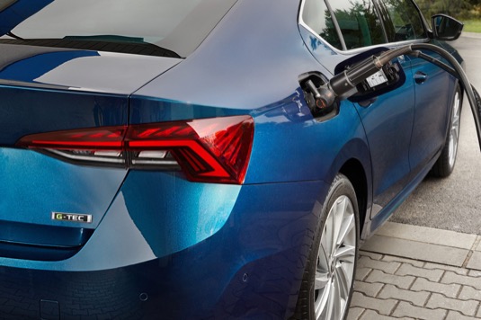 Nákupní aliance Axigon umožňuje čerpat CNG nově také v síti plnicích stanic společnosti E.ON Energie. Spolu s největší sítí innogy Energo tak jde o 95 plnicích stanic z celkového počtu 219. Díky dvoukorunové slevě vychází odpovídající množství CNG asi o 10 korun levněji než litr benzínu.