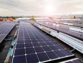 Elektřinu bude vyrábět 6000 fotovoltaických panelů o celkovém výkonu 2,3 MWp. To je dvakrát více, než má dnes největší střešní FVE v Česku.