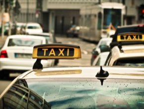 Nové tarify mají být transparentní a přehledné. Dodržovat je budou muset i alternativní taxislužby. Od roku 2025 získají povolení provozovat taxislužby navíc pouze elektroautomobily.