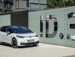 Verze City s nejmenší sadou akumulátorů (45 kWh) stojí méně než 900 000 Kč. Novinkou je také pětimístná verze Tour 5* s největší akumulátorovou baterií (77 kWh).