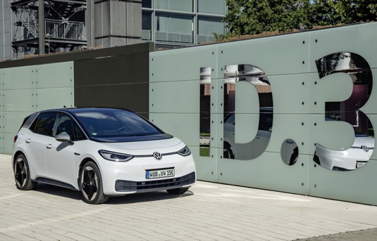 Verze City s nejmenší sadou akumulátorů (45 kWh) stojí méně než 900 000 Kč. Novinkou je také pětimístná verze Tour 5* s největší akumulátorovou baterií (77 kWh).