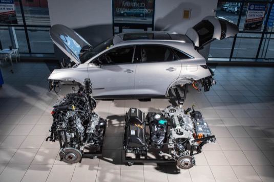 Vozy typu PHEV mají sice stejný cíl, ovšem technické cesty k němu jsou mnohdy velmi rozličné.