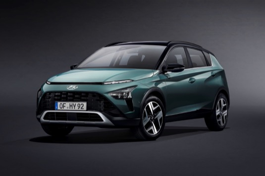Bayon bude jako SUV segmentu B nejnovějším a nejmenším členem rostoucí rodiny SUV značky Hyundai. Vůz nabízí kompaktní exteriér, prostorný interiér a řadu vyspělých prvků výbavy v oblastech bezpečnosti a konektivity.