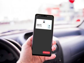 Díky aplikaci dokážou auta komunikovat nejen mezi sebou, ale také s dopravními značkami, železničními přejezdy, vozidly městské hromadné dopravy, vozidly záchranného systému nebo semafory.