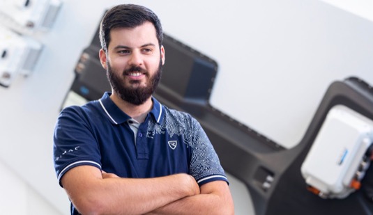 Maté Rimac, zakladatel a šéf chorvatské automobilky, má důvod k úsměvu.