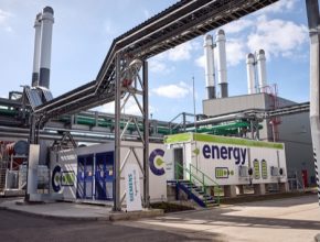 Bateriové úložiště v C-Energy Planá, které využívá technologii Siemens Siestorage, má výkon 4 MW a garantovanou kapacitu 2,5 MWh po dobu 10 let a je tak největším bateriovým úložištěm v České republice. Tento týden projekt zvítězil v soutěži Český energetický a ekologický projekt, stavba, inovace roku 2018.