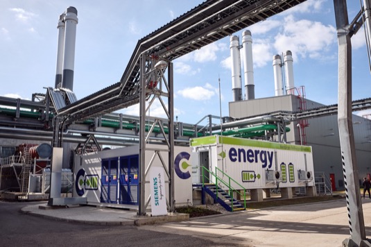 Bateriové úložiště v C-Energy Planá, které využívá technologii Siemens Siestorage, má výkon 4 MW a garantovanou kapacitu 2,5 MWh po dobu 10 let a je tak největším bateriovým úložištěm v České republice. Tento týden projekt zvítězil v soutěži Český energetický a ekologický projekt, stavba, inovace roku 2018.