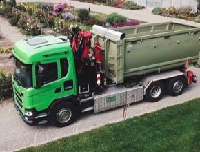 Curych je zelené město a jím zřizovaná organizace Grün Stadt Zürich se stará o 40 procent veškerých ploch ve městě. Celkem zaměstnává 550 lidí včetně učňů a zodpovídá za údržbu veškeré veřejné zeleně ve městě, ať to jsou stromy na ulicích i v parcích, městské lesy, sportoviště, dětská hřiště nebo hřbitovy.