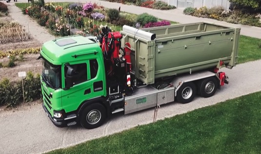 Curych je zelené město a jím zřizovaná organizace Grün Stadt Zürich se stará o 40 procent veškerých ploch ve městě. Celkem zaměstnává 550 lidí včetně učňů a zodpovídá za údržbu veškeré veřejné zeleně ve městě, ať to jsou stromy na ulicích i v parcích, městské lesy, sportoviště, dětská hřiště nebo hřbitovy.