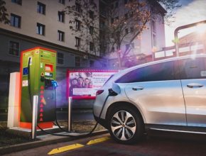 Počet nabíjecích stanic ČEZ umístěných na parkovištích sítě Kaufland tak přesáhl padesátku. Loni u nich elektromobilisté načerpali celkem 460 milionů kWh, meziročně o 66 % více. Tato energie by umožnila jednomu elektromobilu 76 cest kolem světa.