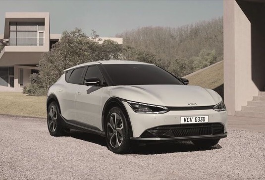 Elektromobil Kia EV6 nabídne prostorný design interiéru díky první podvozkové platformě Kia vyhrazené pro elektromobily (E-GMP)