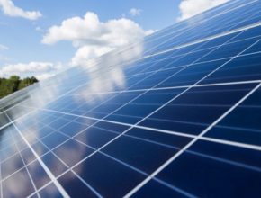 Elektrárna s výkonem 24 MW Peak se bude rozléhat na ploše o velikosti 48 fotbalových hřišť a je dalším krokem letiště k dosažení klimatické neutrality.