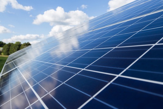 Elektrárna s výkonem 24 MW Peak se bude rozléhat na ploše o velikosti 48 fotbalových hřišť a je dalším krokem letiště k dosažení klimatické neutrality.