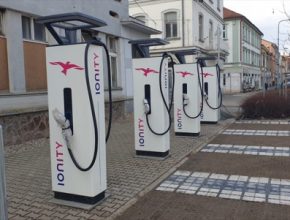 V novém nabíjecím hubu v Lovosicích za 14 minut doplníte se správným autem i 300 km dojezdu a s minimální uhlíkovou stopou.