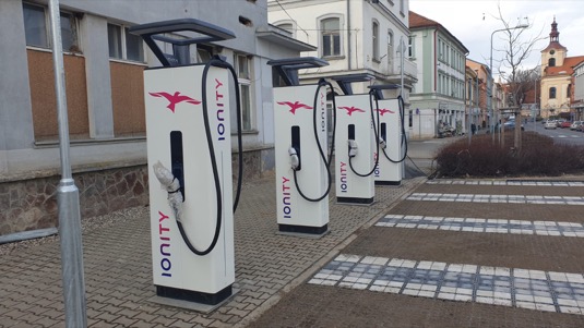 V novém nabíjecím hubu v Lovosicích za 14 minut doplníte se správným autem i 300 km dojezdu a s minimální uhlíkovou stopou.