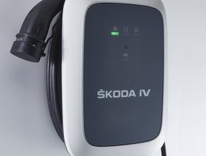 Škoda Wallbox iV umožňuje v závislosti na kapacitě konkrétního vozu nabíjení výkonem až 11 kW při třífázovém připojení. Při výkonu nabíjení 11 kW je model Škoda ENYAQ 80 iV se zcela vybitou baterií o kapacitě 80 kWh (77 kWh netto), opět plně nabitý během 7,5 hodiny.