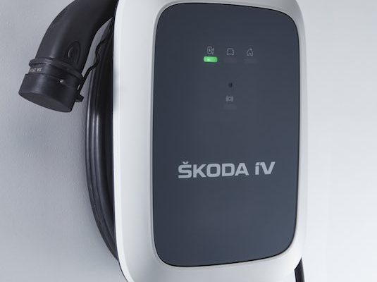 Škoda Wallbox iV umožňuje v závislosti na kapacitě konkrétního vozu nabíjení výkonem až 11 kW při třífázovém připojení. Při výkonu nabíjení 11 kW je model Škoda ENYAQ 80 iV se zcela vybitou baterií o kapacitě 80 kWh (77 kWh netto), opět plně nabitý během 7,5 hodiny.