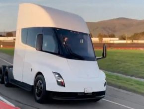 auto elektromobil Tesla Semi elektrický tahač