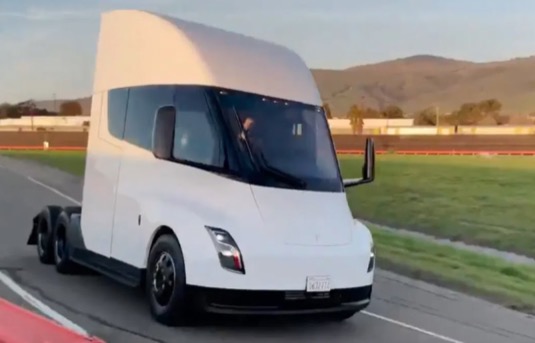auto elektromobil Tesla Semi elektrický tahač