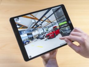 Nová online platforma nabízí zákazníkům možnost prohlížet a procházet vozidla u autorizovaného prodejce, jako by tam byli osobně. Štítky, videa a zvukové soubory poskytují nepřeberné množství informací o každém voze.